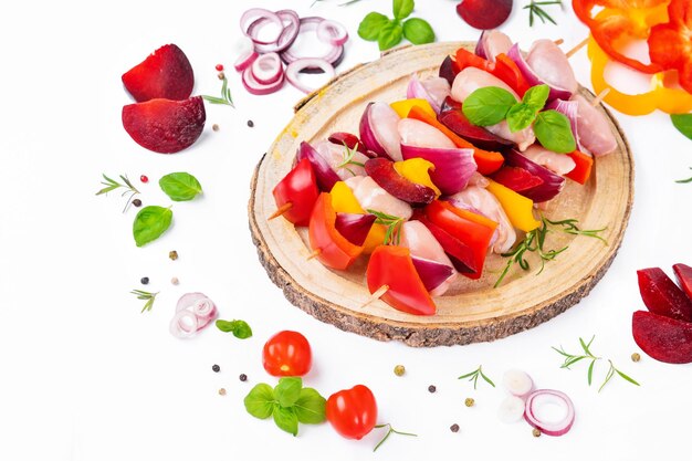 Świeże składniki i talerz z jedzeniem